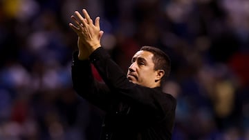 Soccer Football - Liga MX - Cruz Azul v Pumas UNAM - Estadio Cuauhtemoc, Puebla, Mexico - November 8, 2025 Pumas UNAM coach Efrain Juarez applauds fans after the match REUTERS/Henry Romero