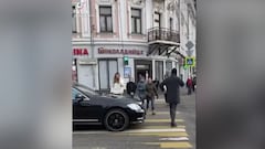 Para su coche en medio del paso de cebra y una peatón se venga de esta peculiar manera