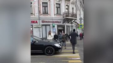 Para su coche en medio del paso peatonal y una transeúnte se venga de esta peculiar manera