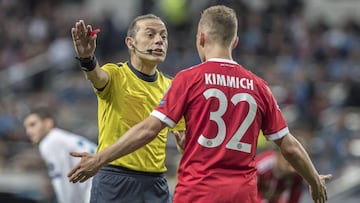 Cakir dialoga con Kimmich.