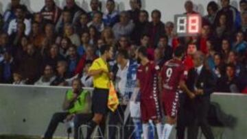 Dani G&uuml;iza abandona el terreno de juego por Andr&eacute;s S&aacute;nchez durante el encuentro entre Linares y C&aacute;diz de Segunda Divisi&oacute;n B.