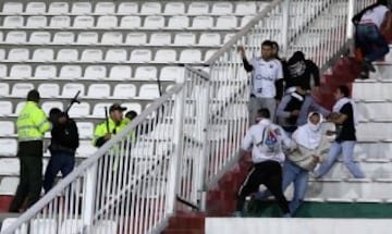 Once Caldas empató y un grupo de hinchas protestó con violencia
