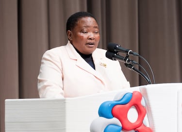 Forma de gobierno: República presidencialista | Nabbanja es una profesora y política del partido Movimiento de Resistencia Nacional de ideología de derecha a extrema derecha. Ostenta el cargo desde el 14 de junio de 2021 y es la primera mujer primera ministra del país. 