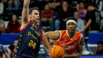 ANDORRA LA VIEJA, 15/02/2026.- Kameron Taylor, alero estadounidense del Valencia Basket, con el balón, supera a Kyle Kuric, escolta estadounidense del MoraBanc Andorra, durante el partido de la vigésima jornada de la Liga Endesa de baloncesto que se disputa este domingo en el Pavelló Toni Martí de Andorra. EFE / Fernando Galindo