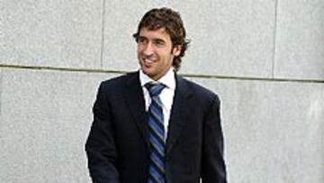 <b>CAPITÁN</b>. Raúl llega a la concentración de la Selección a la Ciudad Deportiva de Las Rozas.