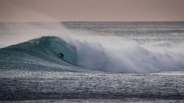 El surfista portugués Miguel Blanco surfeando una ola en el Atlántico.