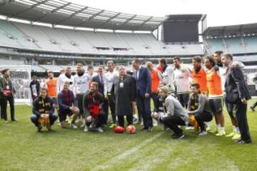 Visita de seis capitanes de equipos representativos del fútbol australiano.