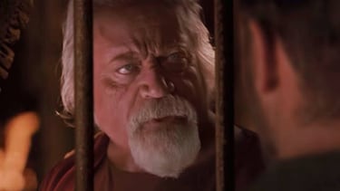 El actor británico falleció de un infarto durante una de sus salidas nocturnas en medio del rodaje de Gladiator. Por entonces (el rodaje tuvo lugar a finales de los años 90) las técnicas digitales no estaban tan perfeccionadas como hoy en día así que Ridley Scott pidió modificaciones en el guion para reducir su presencia al máximo. En las escenas que no se pudieron eliminar, utilizaron un doble de cuerpo e insertaron digitalmente su cara con material desechado.