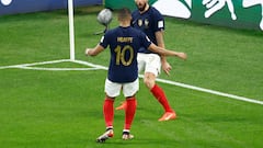 Olivier Giroud celebra un gol de Francia con Kylian Mbappe en el partido de los octavos de final del Mundial de Qatar 2022 contra Polonia