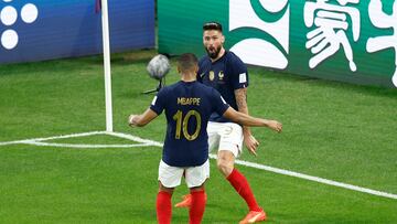 Olivier Giroud celebra un gol de Francia con Kylian Mbappe en el partido de los octavos de final del Mundial de Qatar 2022 contra Polonia