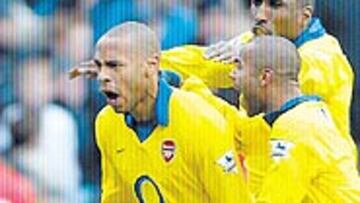 <b>DULCE VENGANZA</b>. Henry canta su primer gol en elVilla Park: Sol Campbell y Ashley Cole hacen el coro.