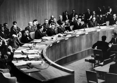 En 1946, la Asamblea General recomendó excluir al gobierno de Franco de los organismos internacionales relacionados con las Naciones Unidas por su colaboración con las potencias del Eje durante la guerra y al 'imponer su régimen por la fuerza al pueblo español'. De esta manera, la España gobernada por Franco se veía aislada internacionalmente.