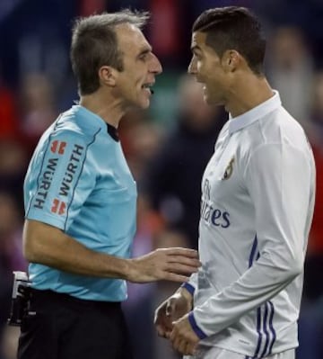 Cristiano Ronaldo se encara con el árbitro Fernández Borbalán.