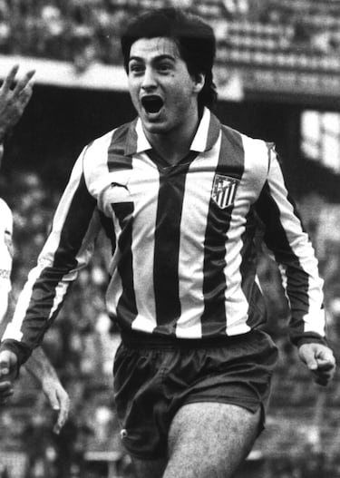 Jugó con el equipo rojiblanco dos temporadas 1985-86 y 1986-87.