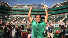 Roger Federer posa con el trofeo de ganador del BNP Paribas Open de Indian Wells tras ganar a Stanislas Wawrinka en la final.