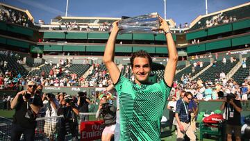 Roger Federer posa con el trofeo de ganador del BNP Paribas Open de Indian Wells tras ganar a Stanislas Wawrinka en la final.