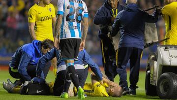 Boca Juniros&#039; forward Dario Benedetto (C back) is assisted after being injured during the Argentina&#039;s Superliga first division match against Racing Club at La Bombonera stadium in Buenos Aires, on November 19, 2017.  / AFP PHOTO / JAVIER GONZALEZ TOLEDO