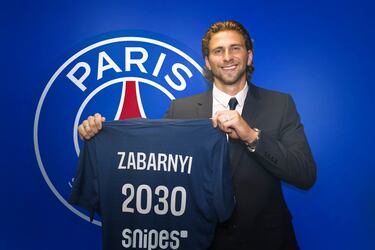 El ucraniano Illia Zabarnyi se convirtió hoy, 12 de agosto de 2025, en el primer jugador ucraniano en la historia del Paris Saint-Germain, que lo fichó procedente del Bournemouth a cambio de 63 millones de euros. El central, de 22 años, firmó hasta 2030 y llega como una apuesta estratégica de Luis Enrique para reforzar el eje de la zaga con juventud, envergadura y solvencia en el juego aéreo. El joven central kievita fue una pieza clave en el esquema de Iraola las útlimas dos temporadas en Bournemouth, formando una pareja de ensueño con Dean Huijsen.
