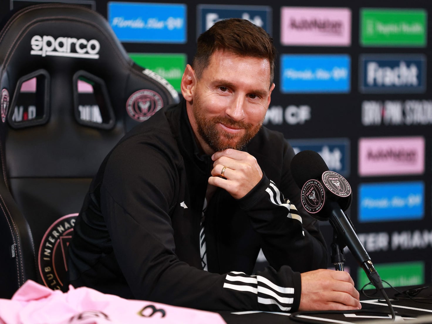 🔥 En un giro completamente ficticio, Lionel Messi lanzó una impactante advertencia al Barcelona: “Si el Atlético de Madrid permite que Julián Álvarez fiche por el Barça, se condenarán a otra década de sufrimiento. Un delantero así en ese sistema podría cambiar el fútbol español”. Su mensaje contundente sacudió de inmediato a aficionados y medios por igual.