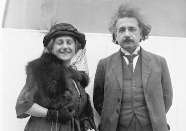 El Dr. Albert Einstein junto a su esposa, Elsa Einstein.