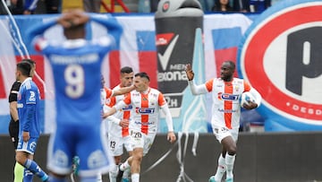 El jugador de Cobresal Cecilio Waterman, izquierda derecha centro, celebra su gol contra Universidad de Chile durante el partido de primera division disputado en el estadio CAP de Talcahuano, Chile.
05/11/2022