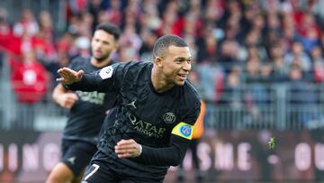 Paris Saint-Germain's French forward #07 Kylian Mbappe celebrates scoring his team's second goal during the French L1 football match between Stade Brestois 29 (Brest) and Paris-Saint-Germain (PSG) at Stade Francis-Le Ble in Brest, western France on October 29, 2023. (Photo by FRED TANNEAU / AFP)