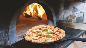 La pizza napolitana más tradicional es la pizza napolitana margarita. Sus ingredientes son tomate, mozzarella, hojas de albahaca fresca y aceite de oliva.