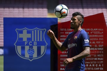 La presentación de Paulinho con el Barcelona en imágenes