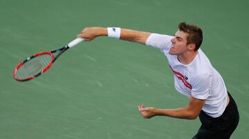 Es de la Next Gen, pero mide lo mismo que el croata Karlovic. Aún no logra meterse al Top 100, pero con su saque podría lograrlo en un mediano plazo.