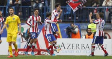 Los jugadores celebran el 2-0 de Tiago. 