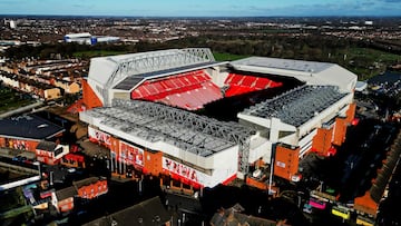 El líder de la Premier League se mide a los dirigidos por Erik ten Hag en una nueva edición del clásico desde Anfield Road.