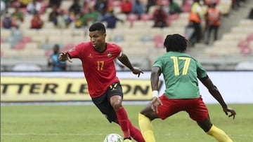 Reinildo Mandava, durante un partido con Mozambique.