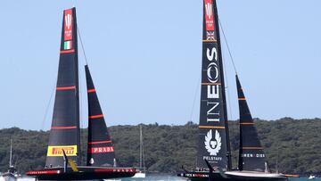 El INEOS Team UK compite ante Luna Rossa Prada Pirelli Team en la primera jornada de la PRADA Cup en la Bah&iacute;a de Auckland en Auckland, Nueva Zelanda.