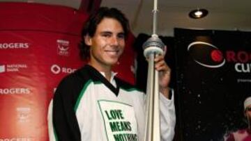 <b>REGRESO. </b>Rafa, con una maqueta de la CN Tower, vuelve en Toronto.