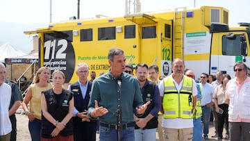 El presidente del Gobierno, Pedro Sánchez, junto a la presidenta de la Junta de Extremadura, María Guardiola, visita el Puesto de Mando Avanzado de Jarillas, para conocer la evolución de los fuegos junto a los responsables de emergencia, a 18 de agosto de 2025, en Jarillas, Extremadura (España). En Jarilla, el incendio ha quemado ya 12,000 hectáreas y mantiene activo un frente peligroso. En Zamora, siguen evacuadas 72 localidades y hay dos municipios confinados.
19 AGOSTO 2025
Carlos Criado / Europa Press
19/08/2025