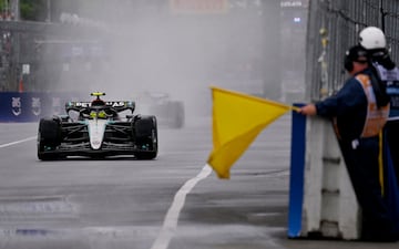 Lewis Hamilton pasa con aviso de bandera amarilla tras un incidente de carrera con el piloto Logan Sargeant.