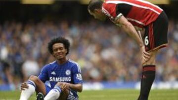 Cuadrado se queja de su lesi&oacute;n ante el defensa John O&#039;Shea. 
 