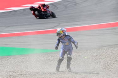 Álex Márquez mostró gestos de rabia tras la caída, aunque no sufrió daños físicos.