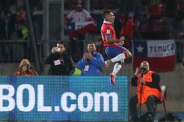 CH10. SANTIAGO (CHILE), 08/10/2015.- El jugador de Chile Eduardo Vargas celebra su gol contra Brasil hoy, jueves 8 de octubre de 2015, durante el partido entre Chile y Brasil en el Estadio Nacional de Santiago de Chile, por la primera fecha de las eliminatorias suramericanas al Mundial Rusia 2018. EFE/Mario Ruiz