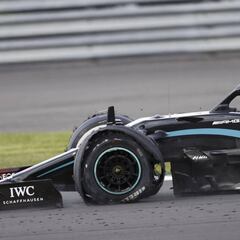 Hamilton gana con tres ruedas en un final dramático de Sainz