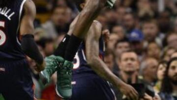 Jeff Green de los Celtics encesta ante los Hawks.