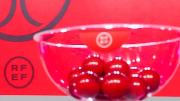 Un bombo de un sorteo de la Copa del Rey en la temporada 2021-2022.