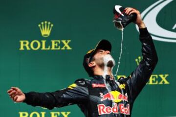 El piloto australiano de Fórmula 1, Daniel Ricciardo, celebró su podio en el Gran Premio de Alemania bebiendo el champán en bota, lo peculiar es que lo hiciera de su propia bota, la que tenía calzada en su pie durante toda la carrera. 