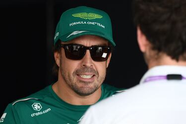 Alonso y el ¡®roto¡¯ escondido en el Aston Martin de Singapur