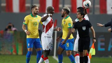 AME1202. LIMA (PER&Uacute;), 13/10/2020.- El jugador Luis Adv&iacute;ncula (2-i) de Per&uacute; discute con Douglas Luiz de Brasil, durante un partido de las Eliminatorias Sudamericanas para el Mundial de Catar 2022, en el estadio Nacional de Lima (Per&ua