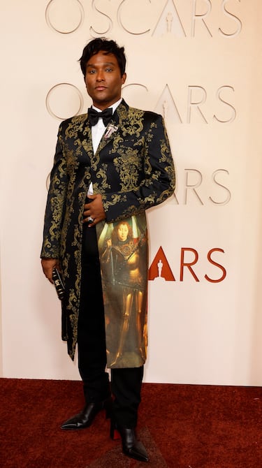 Law Roach posa en la alfombra roja del Dolby Theatre.