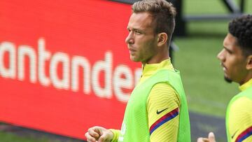 Arthur, con Araujo detrás.