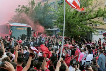 Aficionados del Granada despidieron al autobús del equipo a su salida del hotel de concentración, antes del encuentro de ida de cuartos de final de la Europa League ante el Manchester United, que se jugó en el estadio Nuevo Los Cármenes de Granada (0-2). Los incondicionales confían aún en la remontada.
