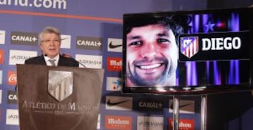 Enrique Cerezo durante la presentación del Diego.