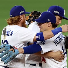 Magic Johnson y LeBron James festejan triunfo de Dodgers